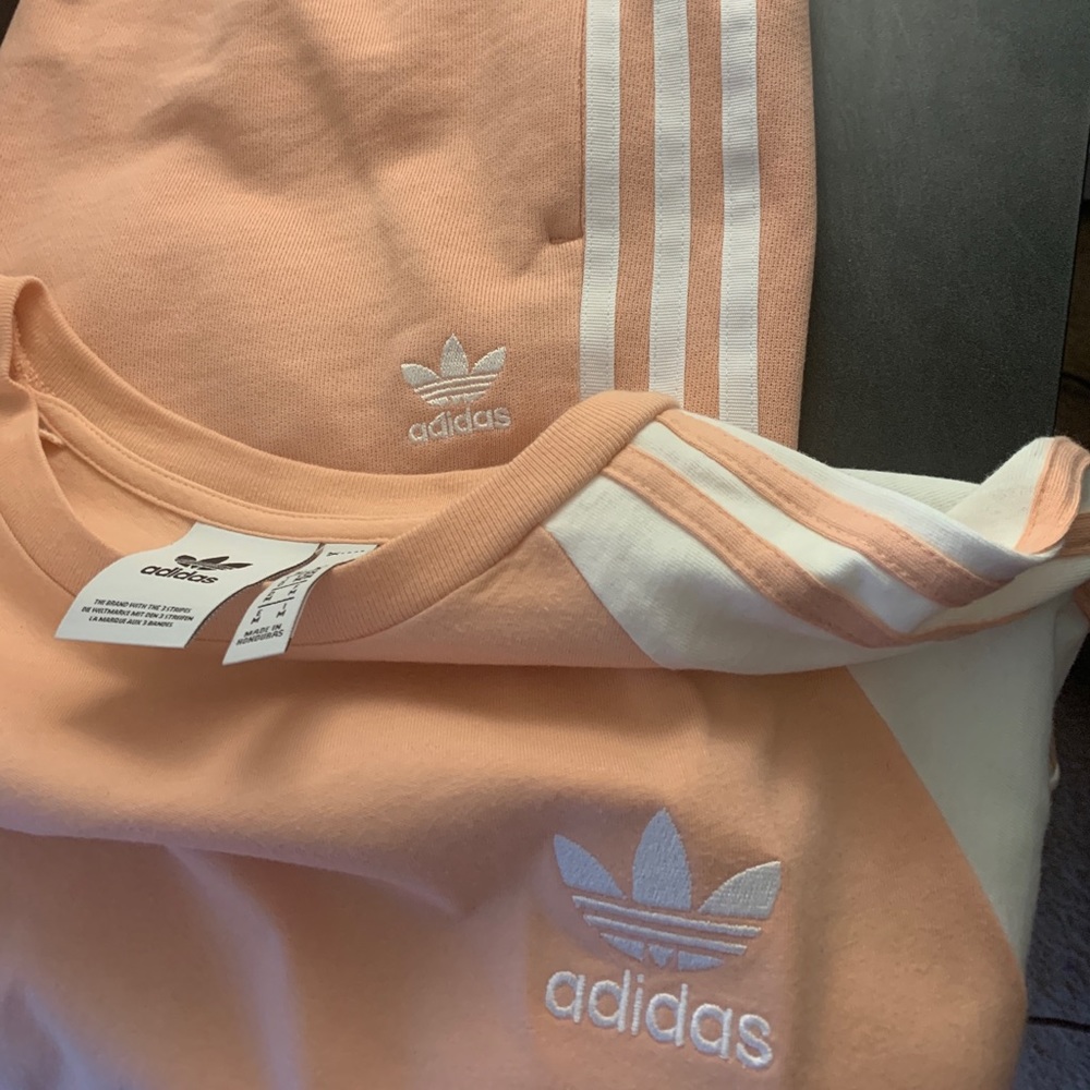 Adidas Set. Short sleeve shirt with sweatpants